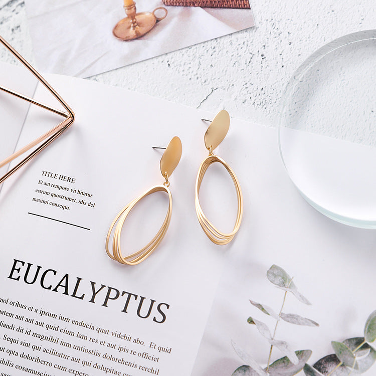 Gold-tone oval drop earrings, detail of the oval shape