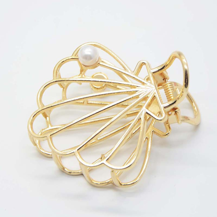 Gold-tone scallop-shell claw clip with a single pearl-style bead